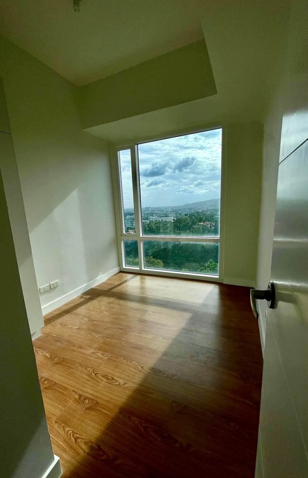 Executive Corner Studio in Marco Polo Residences