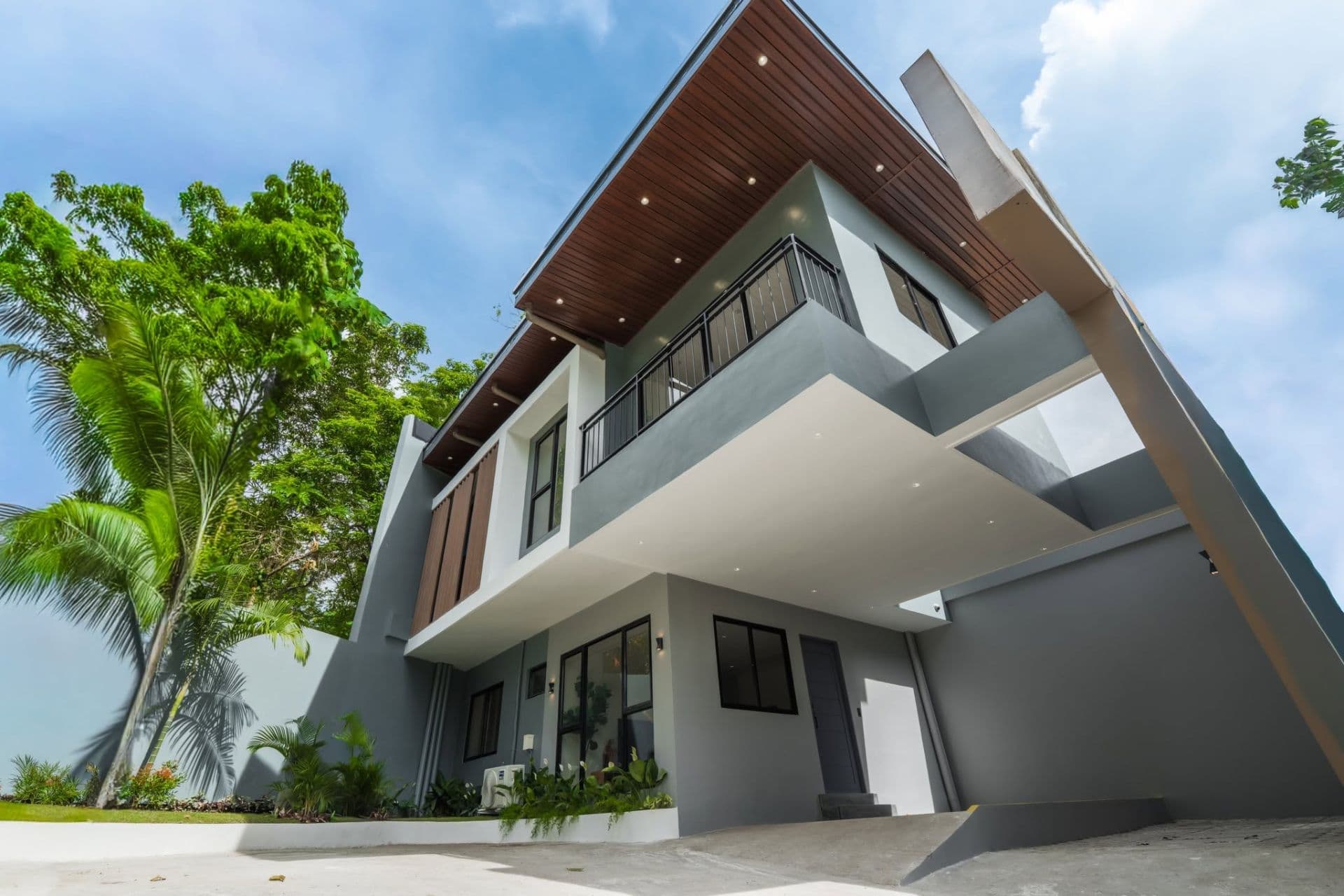 Modern 2-Storey Single-Attached Home in Nichols Heights